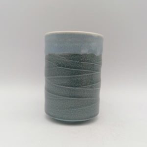 Tazza da tè azzurra con bordo chiaro