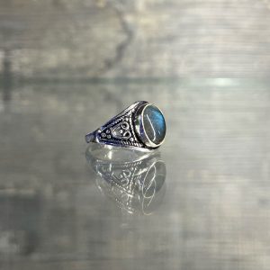 Anello con pietra labradorite
